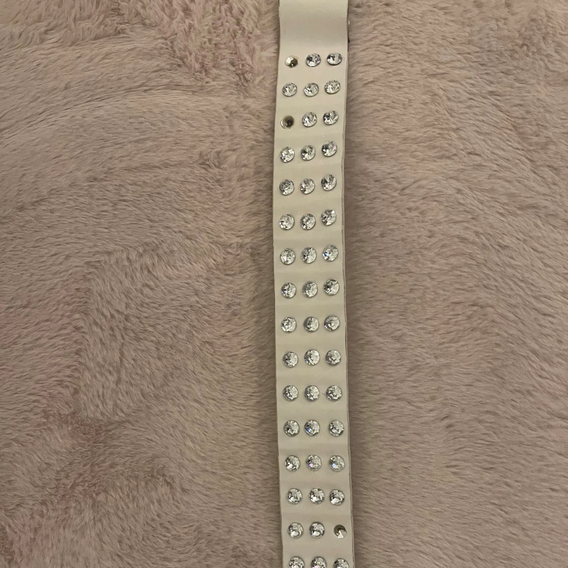 Vitt bälte med glittriga stenar - 1