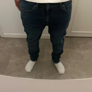 Blå slim fit jeans - Dressmann - Snygga blå slim fit jeans från Dressman. Storleken är W - 31 och L - 30. Aldrig använda och är i perfekt skick!