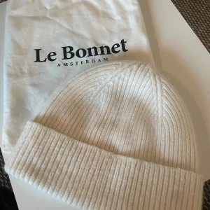 Vit ribbstickad ullmössa från Le Bonnet - Supermjuk och stilren vit mössa från Le Bonnet Amsterdam. Ribbstickad design, tillverkad i 75% ull och 25% angora. Jättefin till hösten o vintern 🤍🤍 Aldrig använd!!!🩷 Nypris 1100kr