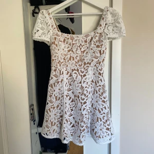 Vit spetsklänning från Self-Portrait - Superfin kort vit klänning från Self-Portrait som kan användas till exempelvis student eller under sommaren. Inga fläckar. Använd en gång utan skärp, och det tillkommer såklat vid köp. Nypris 4999 kr.