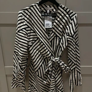 Randig omlottklänning🤍🖤 - Snygg kort omlottklänning från H&M med svartvita  ränder och knyt i midjan. 