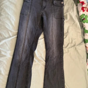 Svarta/ grå jeans från Lindex💘  - Snygga svarta/grå jeans från Lindex i storlek 164. På baksidan av jeansen står det ”True love”💘💞