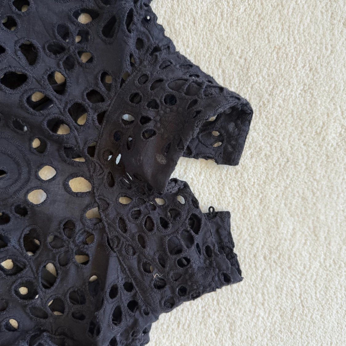 Svart broderad kortklänning med spets - 1