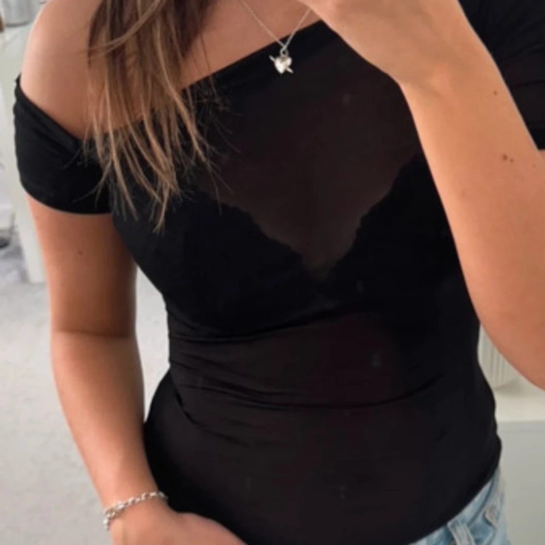 Genomskilning off shoulder tröja  - 1