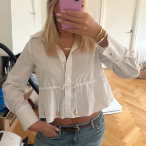 vit skjorta från zara - Jätte snygg kroppad skjorta ifrån Zara. Har endast använt 1 gång så i ny skick🩷