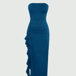 Blå axelbandslös klänning - Aldrig använd. Storlek XS men funkar S också! 