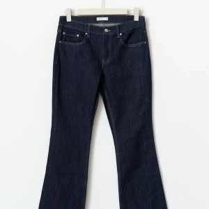 Mörkblå bootcut jeans - Snygga mörkblå jeans från Gina. Alldeles för liten i midjan och lite för korta. Aldrig använda 