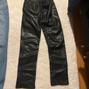 Svarta skinnbyxor och svarta bootcut jeans -  Säljer tre stycken svarta byxor Två av dem är från lager och den andra är från bik bok De har aldrig varit använda priset kan även diskuteras man behöver inte köpa allt det är styck pris  priset kan diskuteras