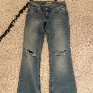 bootcut jeans 💙 - blåa supersnygga bootcut jeans ifrån Nelly 😇 jeansen har hål på knäna och är sköna i passform 🙌🏼använda max tre gånger och säljer då dem ej kommer till användning 🤗