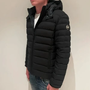 Colmar jacka  - Säljer en svart pufferjacka från Colmar i super sick, storlek 50/M. Pris kan diskuteras, skriv om ni  undrar över något! 😇