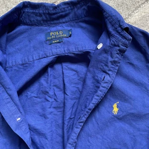 ralph lauren skjorta med färgen blå - Säljer en fet ralph lauren skjorta. Bra för alla tillfällen. Säljer den eftersom kommer inte till användning så mycket och är lite för stor.