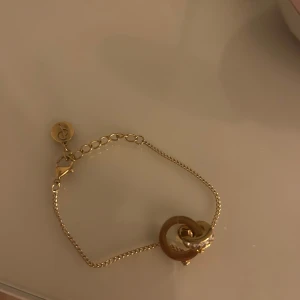 Guldigt armband med ringdetalj - Edblad armband i guld 