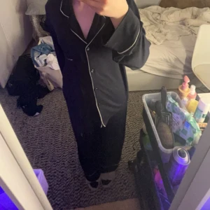 Pyjamas  - En marinblå pyjamas ifrån H&M. Den är i Xs men skulle säga att den sitter som en S/M men funkar på xs,S,M