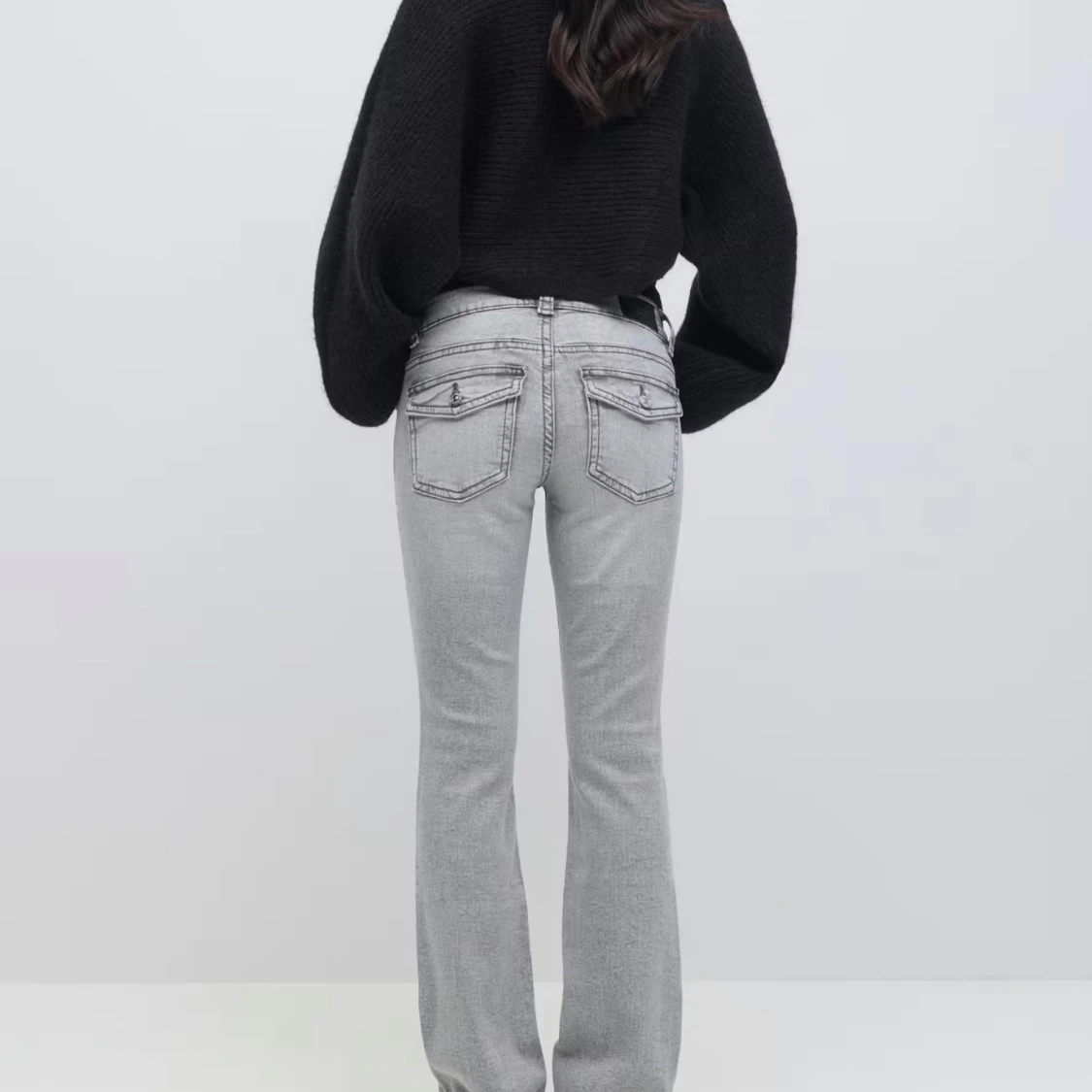 Grå bootcut jeans från Gina