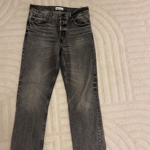 Grå jeans från Zara, straight fit - Säljer denna låg midja jeansen från ZARA Orginalpris 399kr
