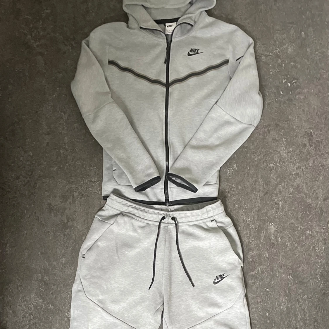 Nike tech fleece grå