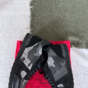 Valentino rockrunners - Säljer dessa pågrund av att de inte används längre, allt på bilden finns med, pris kan diskuteras
