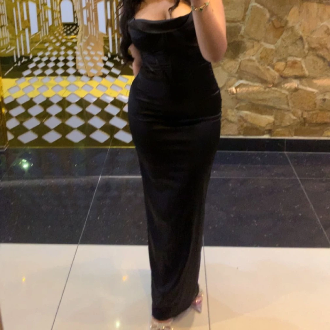 Svart lång satinklänning med corsage - 1