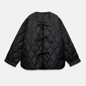 Zara höst jacka - Gullig quiltad jacka från Zara!! Jätte söta rosetter man knyter framtill 🫶🏼🫶🏼