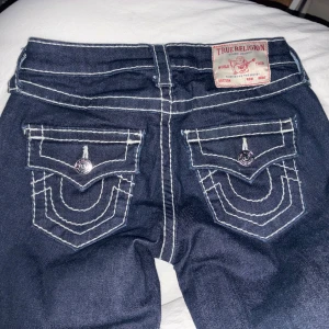 True religion jeans - Så snygga jeans från true religion i modellen Becca bootcut🫶🏽De är i färgen mörkblå med vita sömmar, köpta för 1600kr endast använda 1-2gånger💛