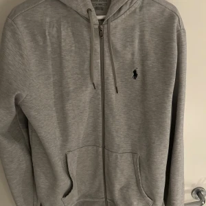 Grå hoodie från Ralph Lauren - Säljer min Ralph lauren zip hoodie i storlek M.  Aldrig använd pågrund av att den va för stor