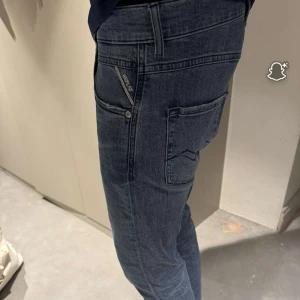 Replay  jeans slim  - Blå jeans från Replay, modell MICKYM med slim tapered fit. Knappt använda och i väldigt bra skick.