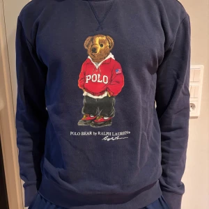 Blå Ralph Lauren sweatshirt - Säljer min blåa sweatshirt som passar till det mesta. Väldigt stilren och enkel att matcha med. Storleken är M. Skriv om det finns funderingar😁
