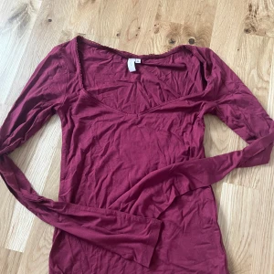 Vinröd långärmad topp nelly  - Oanvänd topp från nelly storlek xs