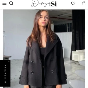 Svart kappa från Design by Si💓 - Skitsnygg jacka eller kappa från design by Si, använd hela våren, men i jättefint skick💓Skriv gärna om ni har frågor eller funderingar💓