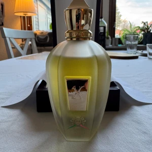 Xerjoff Naxos - Säljer min Xerjoff naxos då jag behöver pengarna till annat. Skulle säga att det är runt 96-97ml kvar. Jag har förvarat den i sin låda sedan jag köpte den (ca 7 månader sedan). 