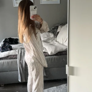 Ett vit silkes sätt från Gina väldigt skönt. Finns lite busfläckar här o där men inte så synliga och en röd färg fläck vid ärmen 💗 - Ett vit silkes sätt från Gina väldigt skönt. Finns lite busfläckar här o där men inte så synliga och en röd färg fläck vid ärmen 💗