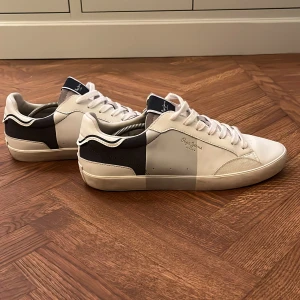  pepe jeans skor  - Säljer ett par snygga pepe jeans skor på grund av att de inte kommer till användning. Mycket bra skick näst intil nya och är använda max 5 gånger. Storlek 43. Nypris runt 1400kr mitt pris 599kr. Kontakta om ni har några frågor.