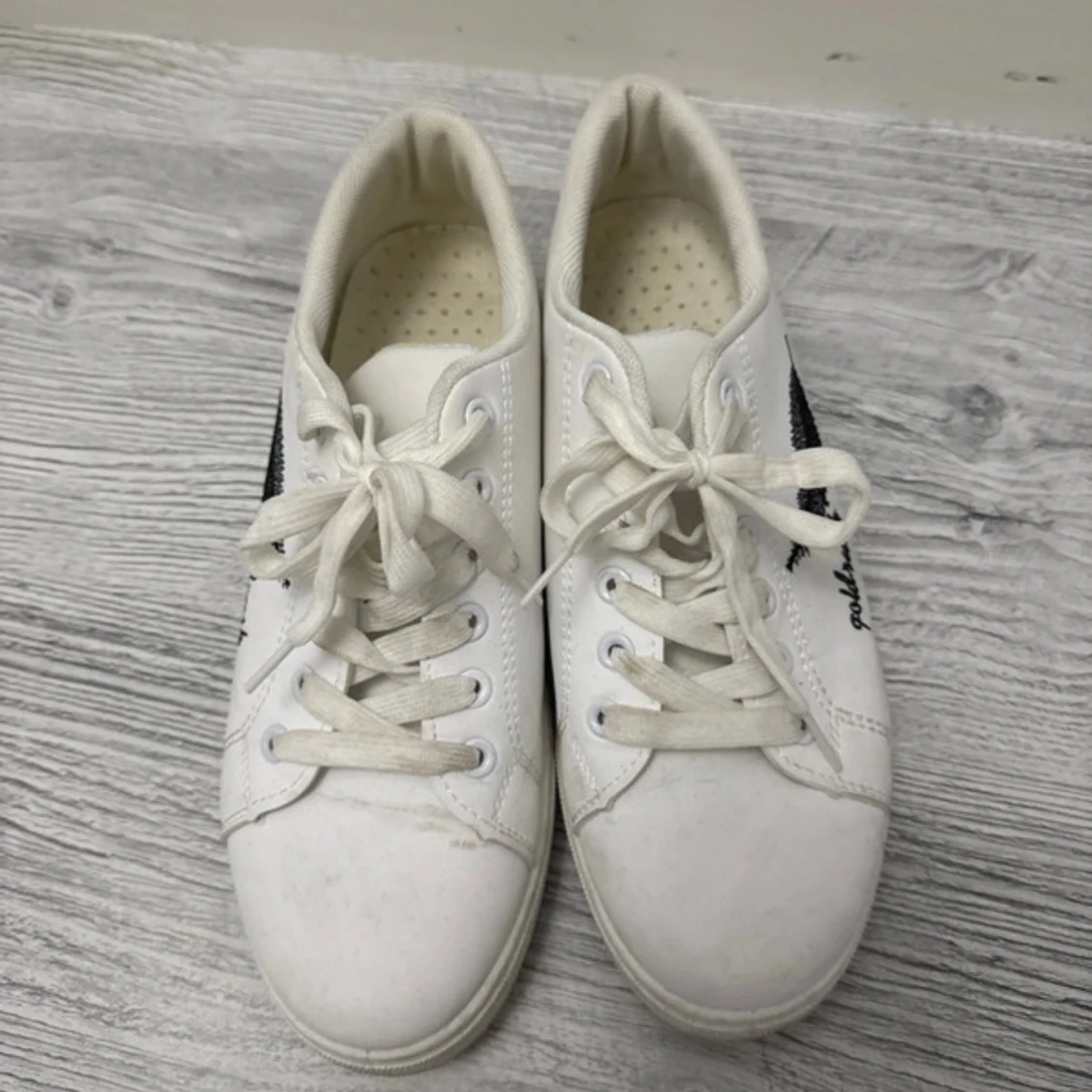 Vita sneakers med broderad fjäder 40 - 1