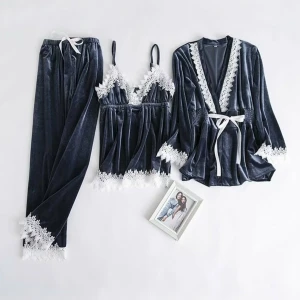 Dennis Maglic Pyjamas - Supersöt mörkblå sammetspyjamas från Dennis Maglic med vita spetsdetaljer. Pyjamaslinnet har smala axelband och en lös passform. Materialet är mjukt och glansigt, perfekt för dig som gillar en lyxig känsla. Matchande långärmad kofta och pyjamasbyxor medföljer. Storlek 36-38, inköpt för 900kr