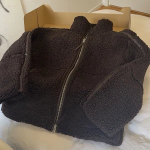 Mörkbrun teddyjacka H&M - Teddyjacka/pile jacka från H&M helt slutsåld i XS, den är helt ny