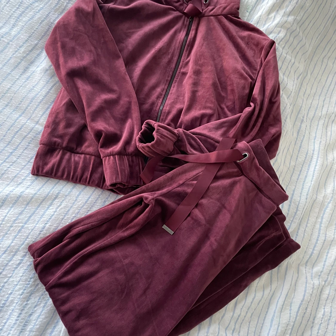 Vinröda mjukisset i sammet - 1