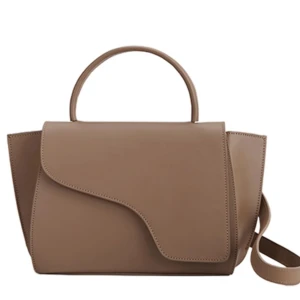 ATP  - Söker denna i antingen brun, svart eller grön helst under 2000, skriv om du vill sälja💕