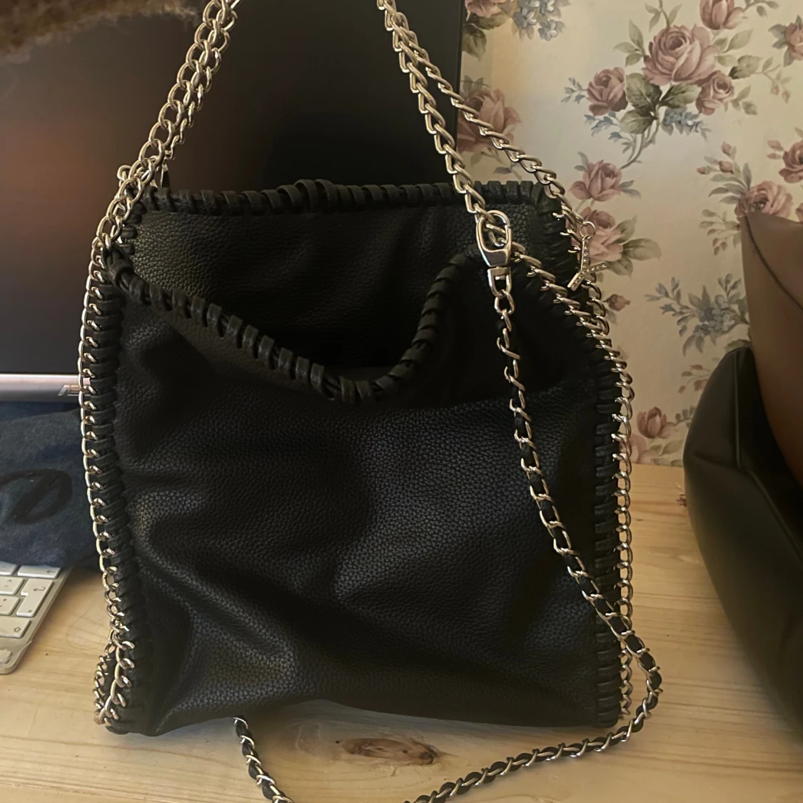 Svart axelväska med kedjedetaljer - 2