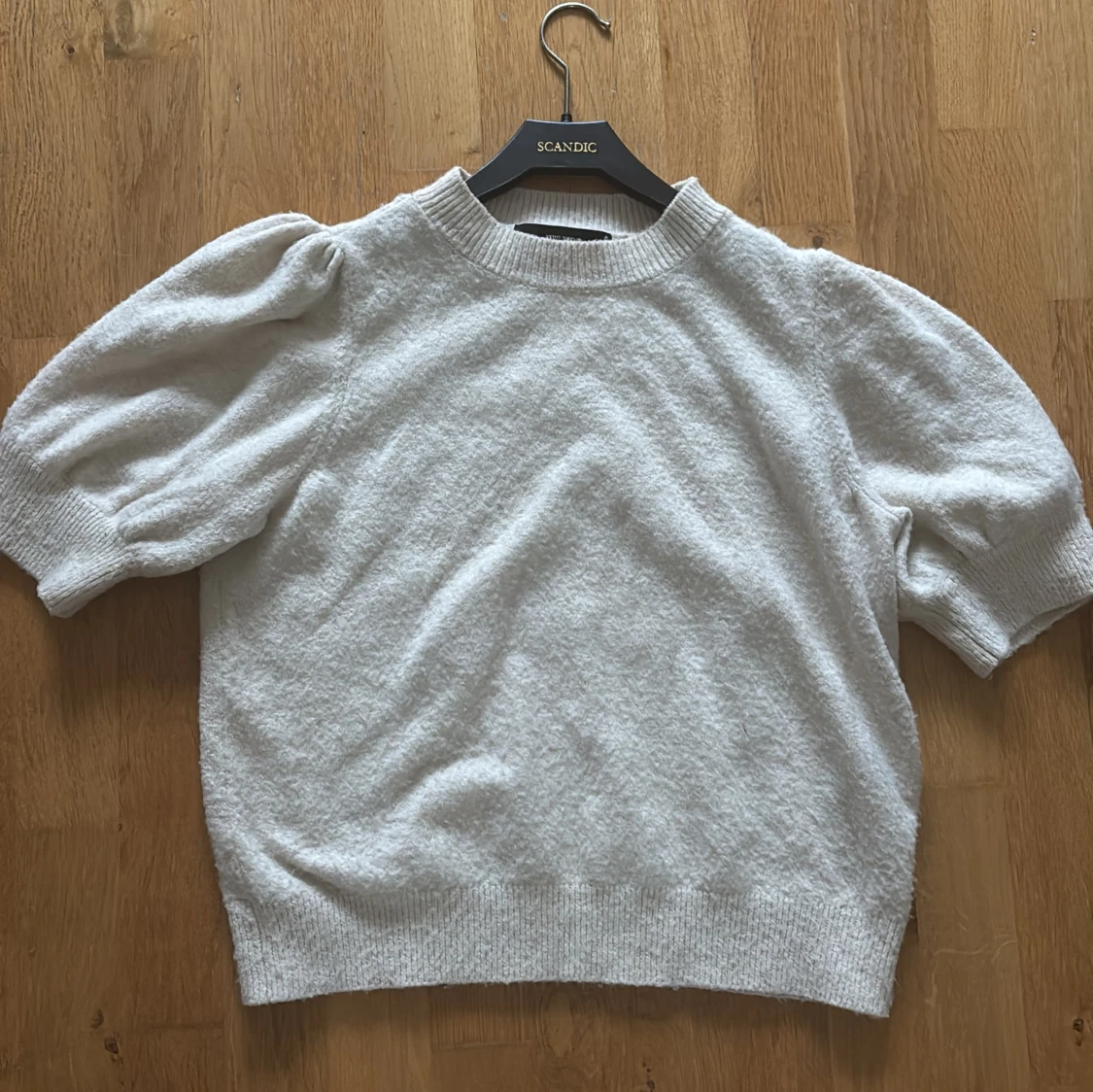 Ljusrosa/beige  stickad T-shirt med puffärm