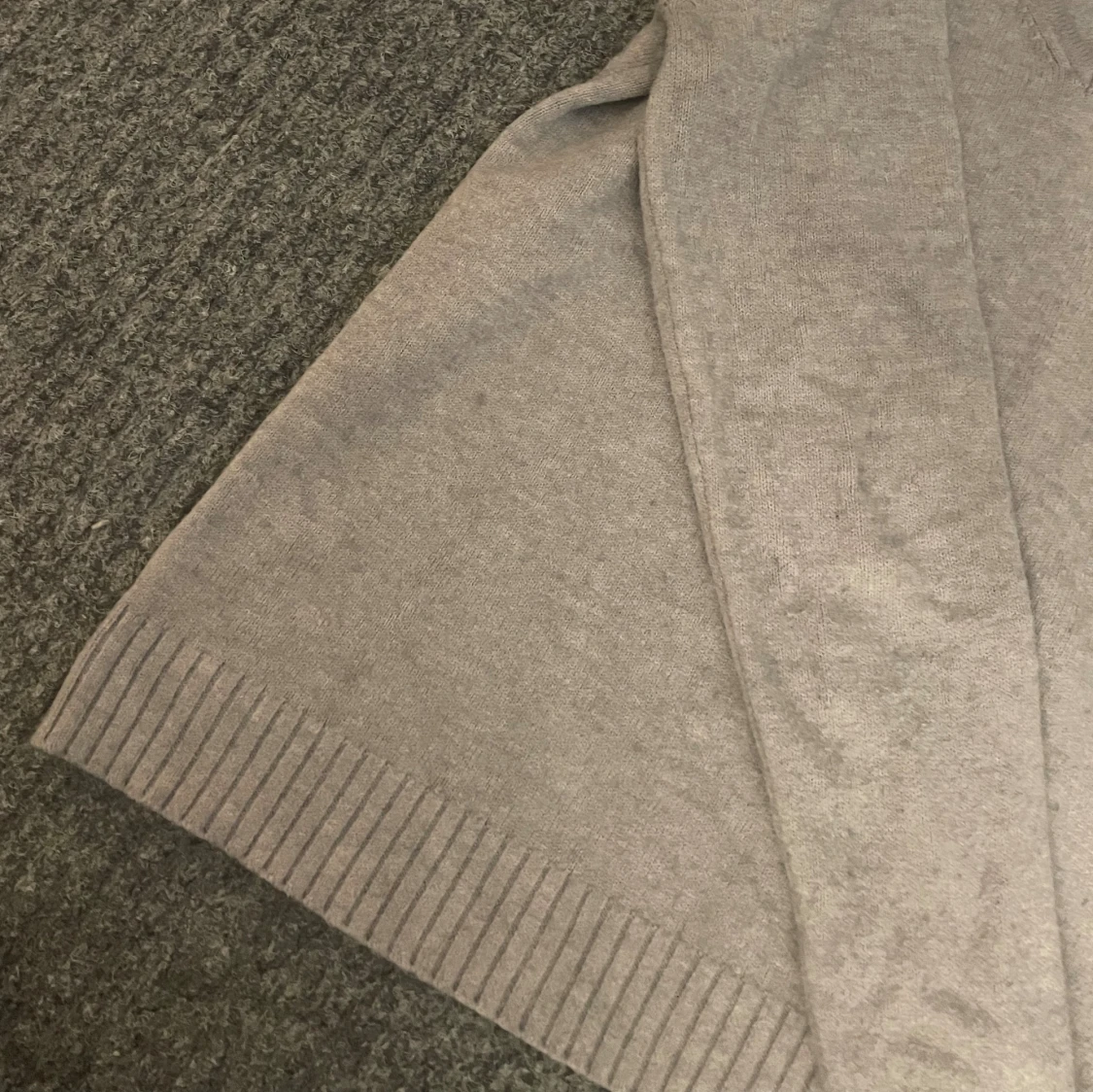 Ljusgrå v-ringad tröja från Vila - 2