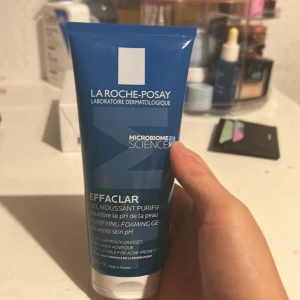 La Roche-Posay Effaclar rengöringsgel - Effaclar Purifying Foaming Gel från La Roche-Posay i blå tub. Perfekt för dig med fet eller aknebenägen hud, balanserar hudens pH och rengör på djupet. Dermatologiskt testad och passar daglig användning.
