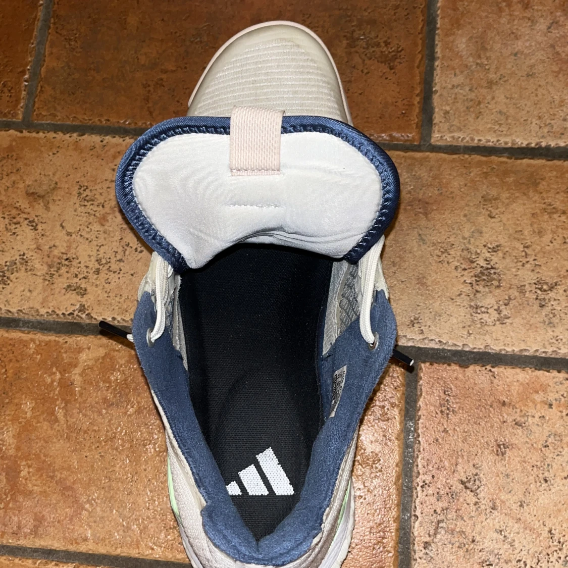 Vita Adidas sneakers med svarta ränder - 4