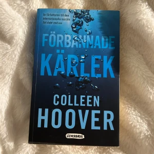 Bok - Jag säljer boken Förbannande kärlek av Colleen Hoover📖