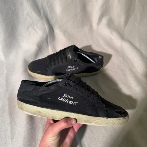 Saint Laurent skor  - Tjena! Säljer nu dessa Ysl skorna i storlek 42/42,5! Dom är i ett bra skick 7/10! Har några små defekter! Om ni undrar något så är det bara att höra av sig!😀