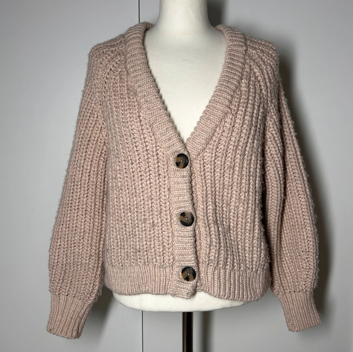 Stickad kofta med knappar h&m