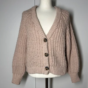 Stickad kofta med knappar h&m - Tjock stickad kofta med knappar. Storlek s. Rosa/beige i färgen. Perfekt till hösten. Se bilder för skick. Köp sker via köp nu. Jag postar inom 24h. Kvar tills markerad såld 