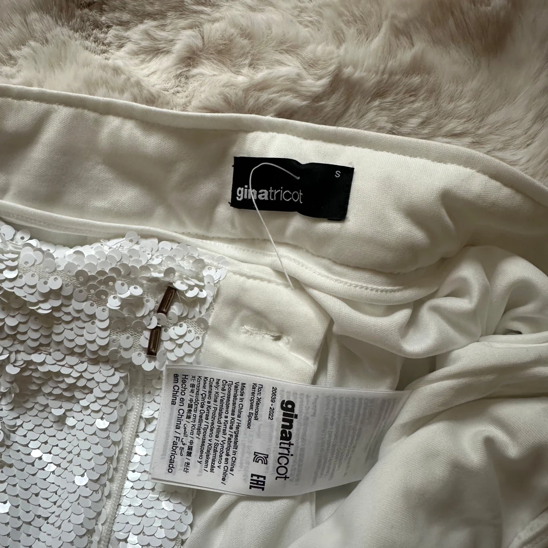 Vita paljettbyxor från Gina Tricot - 3