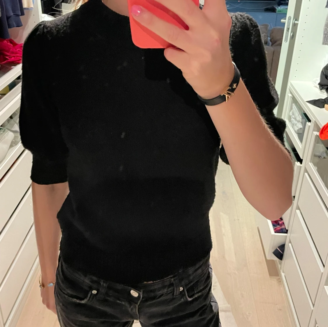 Svart stickad topp med puffärm - 1