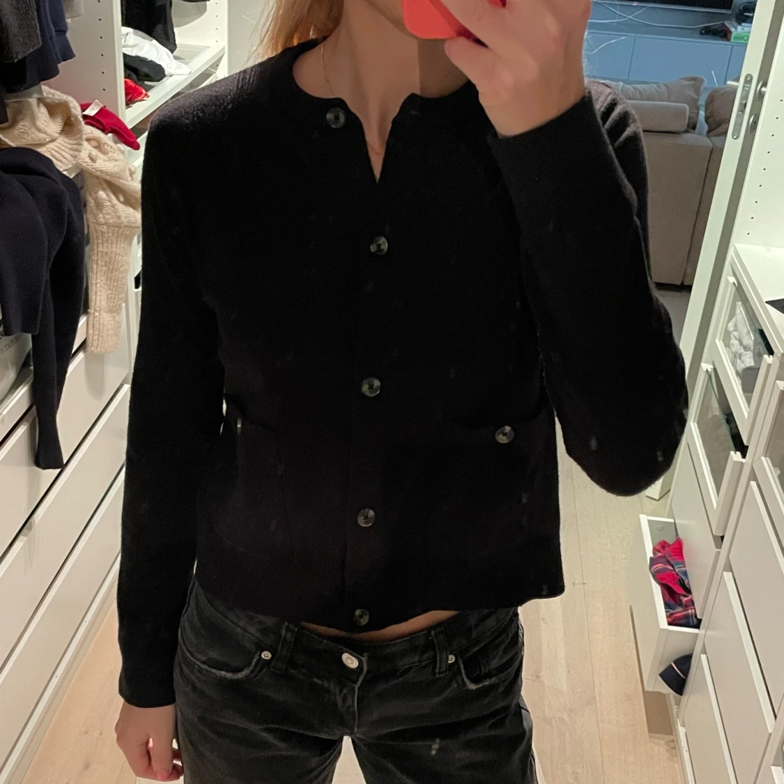 Svart kofta med knappar och fickor - 1