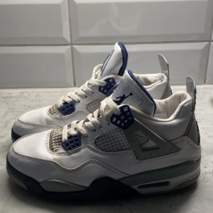 Jordan 4 retro midnight navy - Säljer Jordan 4, bra mot regn och snö och är bra för vintern, har haft på mig den 2 gånger och den är jätte skön